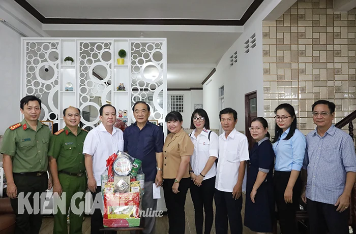 Đồng chí Nguyễn Thanh Phong thăm gia đình chính sách ở TP. Rạch Giá